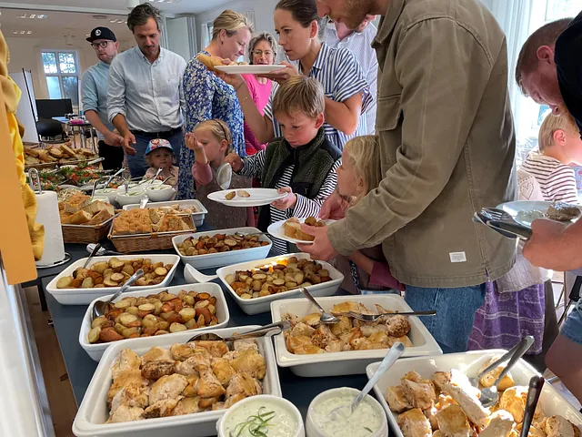 Blovstrødborgere står ved buffeten. Foto: Flemming Nyberg 